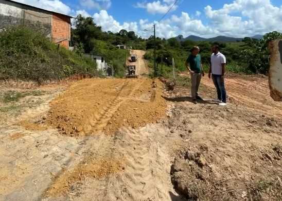 Camacã: Prefeitura realiza mais manutenção em ruas da cidade com patrolamento e cascalhos